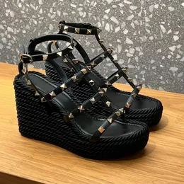 Yeni M.Wedge Stud Decoration Sandalet Gladyatör Kafes Platformu Sandalet Kadın Lüks Tasarımcıları Deri Tıknaz Topuklu Sandal Terlikleri Gece Partisi Ayakkabıları Kutu