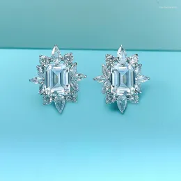 أقراط مسمار 925 Sterling Silver Niche Design Simulation Diamond Emerald Cut مقترنة بمجوهرات عالية المشاركة في الكربون