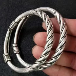 1 زوج من الأساور الفضية الفضية التبتية Miao الفضية العرقية Twist Silver Silver Bracelets 240327