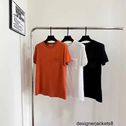 Tasarımcı Nanyou Kadın Maksimum Küçük Kadınlar Cep M-Line İşlemeli Yuvarlak Boyun T-Shirt Minimalist Stil Konforlu Günlük Kısa Kollu Top 1B87