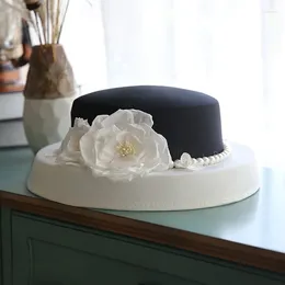 Berretti 2024 Vintage Bianco Nero Grande Cappello da sposa per le donne Fiore Perla Piatto Fedora Cap Copricapo Chruch Corsa di cavalli Festa formale