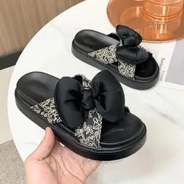 Chinelos arco impressão aleatória mulher verão plataforma apartamentos sapatos 2024 tendência dedo do pé aberto sandálias de praia estilingue slides mujer flip flops