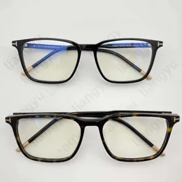 La stessa montatura per occhiali Ford di Tom tf5607 può essere dotata di montatura per occhiali miope