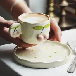 Tazze Bella tazza da caffè in rilievo con ciliegia con vassoio Coreano moderno carino coppia in ceramica tè pomeridiano latte ufficio bicchieri da tavolo
