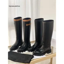 Chanelllies são os canais da pista Knight Boots Style Chide feita de couro de bezerro de alta qualidade na parte superior com padrões de couro delicado e natural