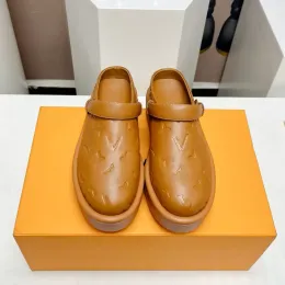 Designer Kvinnors lyxiga utomhussandaler Spring Summer Slipper Mule Platform Slipper Casual Shoes Top Quality Black Brown Calfskin Flats