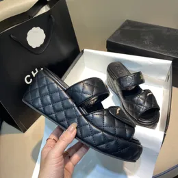 Vendita all'ingrosso Parigi Uomo Donna Sandali estivi Scarpe di lusso Designer 6 cm Infradito Marche Lettera Vera pelle Spiaggia piatta Pantofole casual cha-nnel slide camelia 35-40