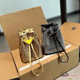 Tasarımcı Crossbody Bag Yeni Şık Kova Çantası Düz ​​Renk Kristal Elmas Omuz Çantası Kadın Messenger Çantası Lüks Çantalar Mini Ağız Kırmızı Çanta Üçgen Logo Cüzdanları