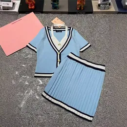 Abito da donna di design nuovo set in due pezzi mezza gonna cardigan in maglia con scollo a V allacciato alla caviglia alla moda casual