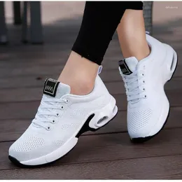 Fitnessskor damtränare casual mesh sneakers kvinnor lätt mjuk utomhus sport kvinnlig andningsskor platt plus storlek 42