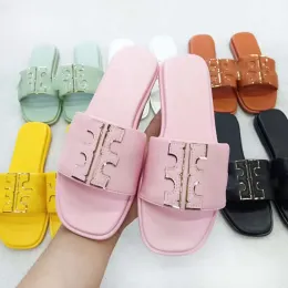 Designer Classic Luxury Brand Slipper Slide Pool Pellow Platform Sandaler Summer Beach Outdoor Wear Resistant Casual Shoes Präglade mjuka lägenheter Storlek 37-42