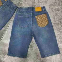 Jeans da uomo firmati Nuovi pantaloncini in denim estivi per pantaloni pentagonali da uomo, marchio alla moda con stampa leggermente ampia, foro elastico nella versione coreana nei pantaloni centrali QTVD