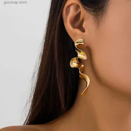 Charm IngeSight. Z Retro Irregular Metal Twisted Long Droplets Female Creative Geometry Gold Wave Earrings Jewelry Y240328