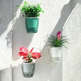 自己散水ハンギングフラワーポット壁に取り付けられたプラスチック製の鉢植えの植物植物植物吊り下げぶらぶらプランターフラワーポットウォールデコレーション240320
