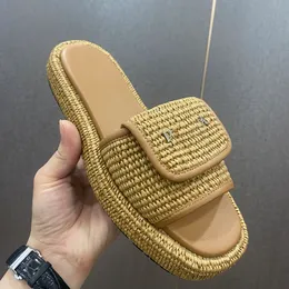 Damen-Slip-On-Hausschuhe, Plateau-Absätze, Sandalen, Designer-Bast-gewebte Slides, Outdoor-Strandschuh, Damen-Pantoletten mit Klappe, Sommer-Freizeitschuh, Freizeitschuh für einen Urlaub