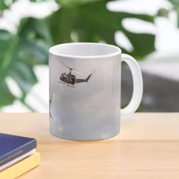 Mugs Bell Uh -1 Iroquois helikoptrar - (ett par hueys) kaffemugg ölkoppar stort glas estetik