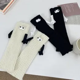 Kadın Çoraplar Harajuku Örme Bacak Sıcak Gevşek Kişilik Siyah ve Beyaz Çift Çoraplar Manyetik Emme El Yok Yukarı