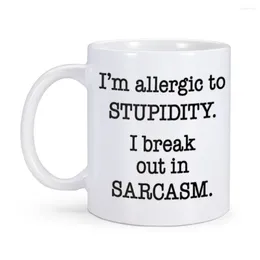 Kubki alergiczne na głupotę kubek zabawny sarkastyczny drażnienie kawy 11 uncji humor ceramiczny domowe biuro mleczne herbatę