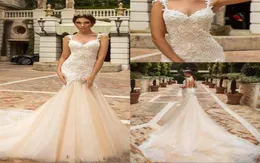 Abiti da sposa in pizzo a sirena di design 2018 Design in cristallo Corpetto impreziosito da sposa senza maniche e abito da sposa svasato senza schienale9533187