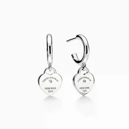 T-heart Charm Earrings Love Stud Earrings 925 Silver Sterlling Jewelry Desinger 여성 발렌타인 데이 파티 선물 오리지널 럭셔리 브랜드 2024 000