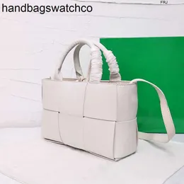 Bottegvenetas Arco Tote Bag Designer Luxurys Sholdent Leather Small Handle for Women Commuter TotesパッケージバスケットWoven Handba
