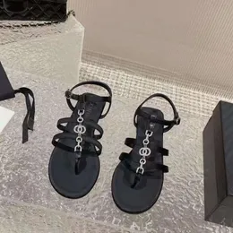 Xiaoxiangfeng 2024 сандалии с зауженным носком для женщин, новые летние пляжные туфли с металлической пряжкой и пряжкой на плоской подошве в римском стиле