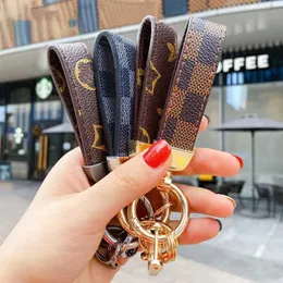 Klassisk nyckelring modedesigner utsökta biltangentare zinklegering brev unisex lanyard metall små smycken