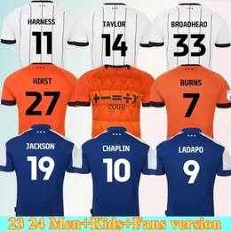 23 24 Maglie da calcio Ipswich Town BURNS HIRST # 27 BURNS # 7 BROADHEAD # 33 LUONGO # 25 CHAPLIN # 10 2024 Kit magliette da calcio in maglia HOME AWAY