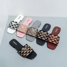 Designer Prads Family Triangle Logo Flat Bottomed Sandals Womens Diamond Checkered Square Toe Low Heeled Sandaler bär tofflor på utsidan