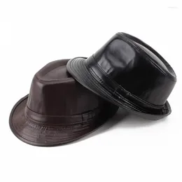 Berets Gentleman Jazz Pu Hat för den äldre avslappnade vintage -modellen visar julfest som tar POS -leveranser