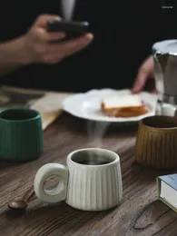 Muggar japanska enkla kaffemugg kreativa handtag retro nödställda vertikala mönster stoare 290 ml keramik med