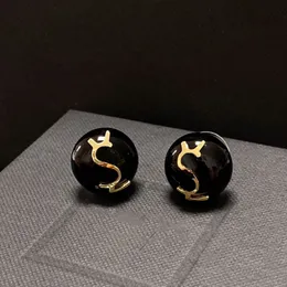 여성 고급 디자이너 보석류 금 문자와 함께 Black Pearl Earrings 디자이너 상자 Chram Stud Earring Ladies orecchini240k