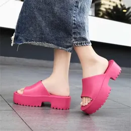 Scarpe eleganti Strisce Piede tondo Tacchi alti da donna Kawaii Sneakers robuste nere Sport Training Vietnam Da 4 anni a 12 anni Zapato