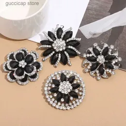 Pimler Broşlar Yeni Rlegant Rhinestone Broş Avrupa ve Amerikan Lüks Pırıl Pırıl Pin Pin Erkekler/Kadınlar Şık Akrilik Aksesuarlar y240329