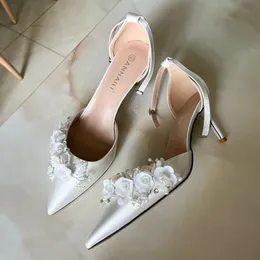 Sandálias de noiva Flores brancas de cetim 7 cm saltos altos personalizados apartamentos 3cm 5cm 9cm Vestido de festa pontiagudo Sapatos femininos 240329