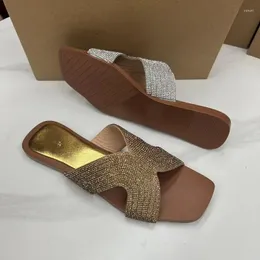 Terlik Kadınlar İçin Lüks Kristal Yaz Ayakkabıları Moda rahat rahat bling tasarımcısı chinelos kare ayak parmağı düz topuk slaytlar