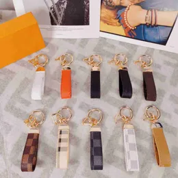 Tasarımcı Keychain Deri Anahtarlar Kadınlar İçin Sevimli Erkekler Louix Vuittton Siyah Beyaz Metal Küçük Takı Aksesuarları 19Cl Unisex