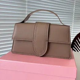 Luxuriöse Designer-Umhängetaschen von Le Bambino. Das Einzelprodukt ist berühmt für seine Kombination aus klassischen und modernen Stilen. Mode-Schulterhandtasche, hochwertige Geldbörsen