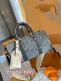 Denimtyg kvinnor axelväska lyxiga på handväska bagagekoppling Boston designer handväska topp hanterar gym crossbody rese pochette duffel väskor