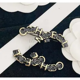 Pins Brooches 2024 Fashion Brand Letter Designer Brooches Letters Lapel Pins Hollow Women Men Crystal Rhinestone Pearl Metal Accessorie Fashion Figure Stamp