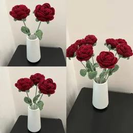 Fiori decorativi lavorati a mano, fiori finti, fidanzata, lavoro a maglia creativo, vino, rosa rossa, tavolo, fai da te, San Valentino, decorazioni per la casa