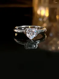 Klusterringar 2024 925 Sterling Silver Love White Diamond Micro Inlaid Ring med högt kol för kvinnors fashionabla bröllop smycken