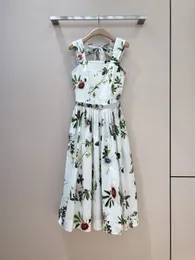 Elementos de impressão frescos e elegantes criam um vestido romântico para meninas