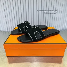 Klassiska platta tofflor Sandaler Kvinnor Läder Skinn skarvning High-end Cool Slippers Outdoor Leisure Beach Shoes Travel Comfort One Line Slippers Storlekar 35-42 +Box