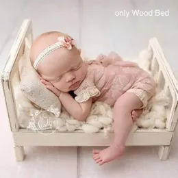 Born Pography Props Wood Bed Löstagbar säng Baby Poshoot Accessoarer för Baby Girl Boy Posing Crib Bed Bakgrund 240326