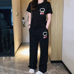 Designer feminino tracksuits cereja logotipo completo strass decoração moda luxo verão feminino roupas esportivas camiseta calças conjunto de duas peças
