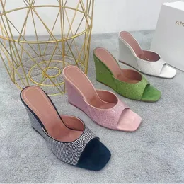Amina Muaddi terlikleri yüksek kaliteli kama rhinestone gilda 95mm açık ayak parmakları slipon slaytlar deri dış taban sandaletleri kadınlar için lüks tasarımcı elbise ayakkabıları fabrika fabrikası footwe