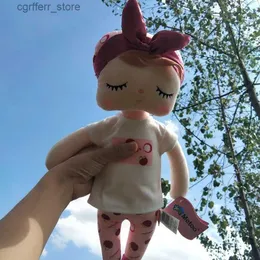 Fyllda plyschdjur Nya 42 cm äkta original Angela Metoo Fruit Rabbit Doll fylld djurbarn Teksaker för flickor födelsedag julklapp240327