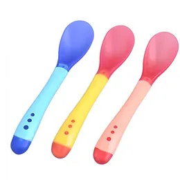 Heißverkauf 3pcs/Set kleine Kleinkinder Utensilien Kunststoff Babylöffel Säuglingsernährungsinstrument Wärmeempfindlichkeit Kids Tabelle Geschirr