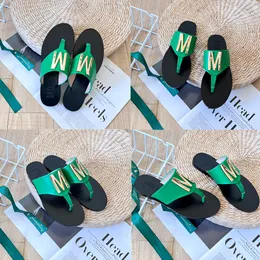 Fashion Luxury Slifors Designer da donna Loafer Sandale Mo Schino Casual Slide Plool Flop Flip Flip Flip Sliders Mule Summer Leather Sandal Sunny con scatola